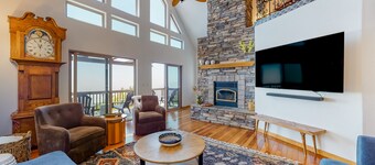 Lovely home on half-acre forest with spectacular mountain views - dog-friendly