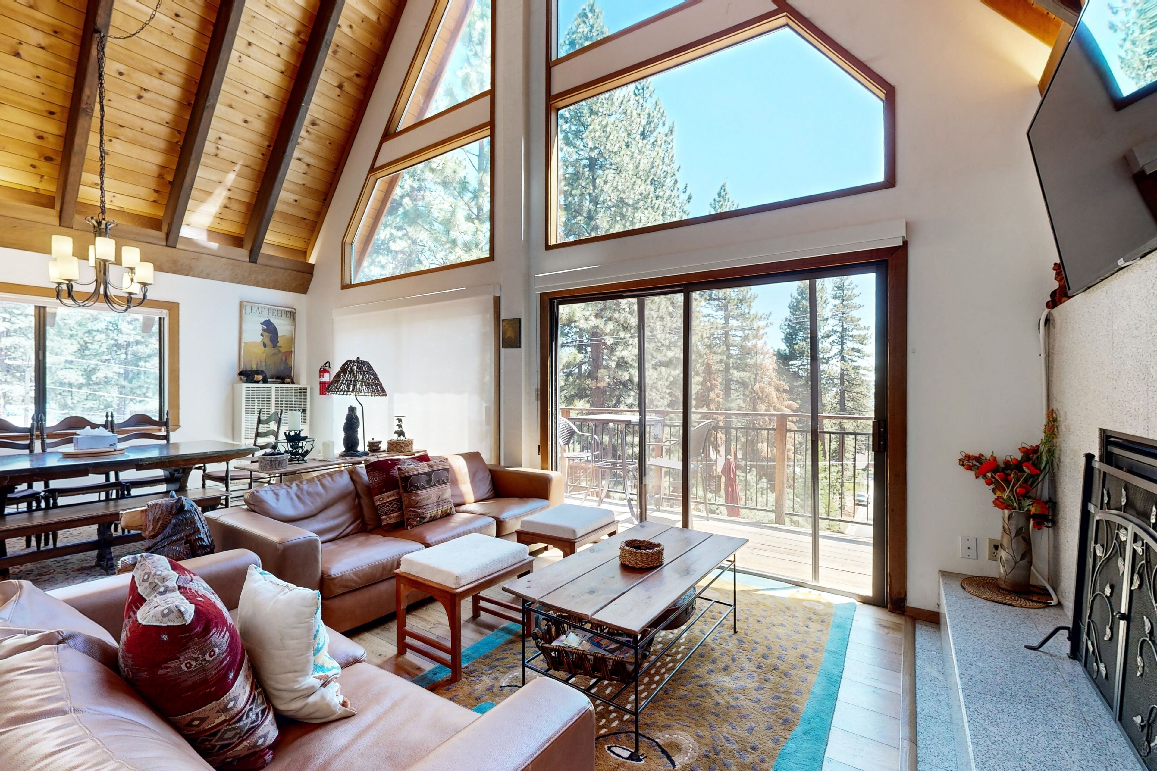 Luxe Cabin with Private Master Suite | Near Speedboat Beach & Diamond Peak