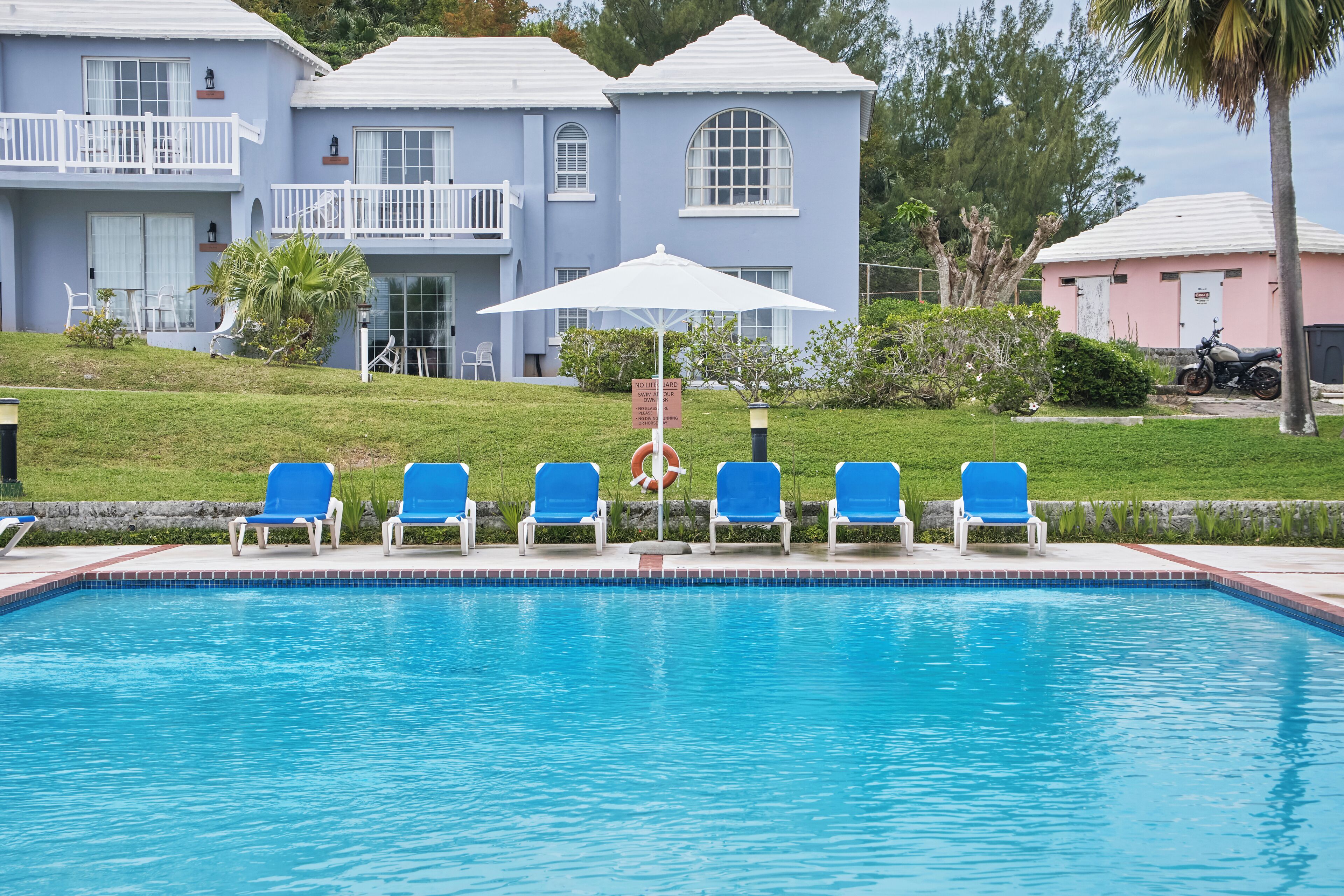 خزنة داخل الغرفة ومكواة/لوح كي وواي فاي مجانًا وملاءات أسرّة