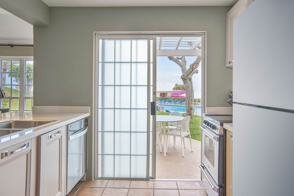 Poolside Bermuda Cottage | Cocina privada | Refrigerador con congelador, microondas, horno y parrilla de estufa