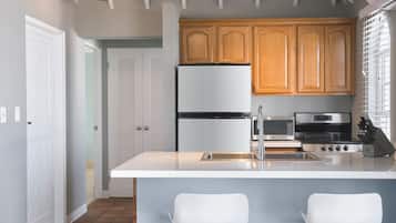Refrigerador con freezer, microondas, horno, placa de cocina
