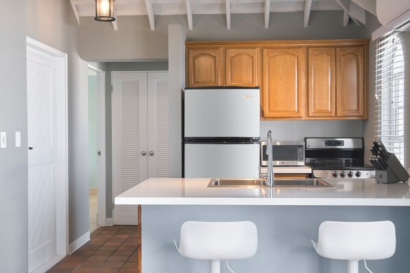 Harbor View Suite | Cuisine privée | Grand réfrigérateur, micro-ondes, four, plaque de cuisson