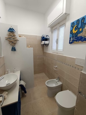 Doccia, asciugacapelli, bidet, asciugamani