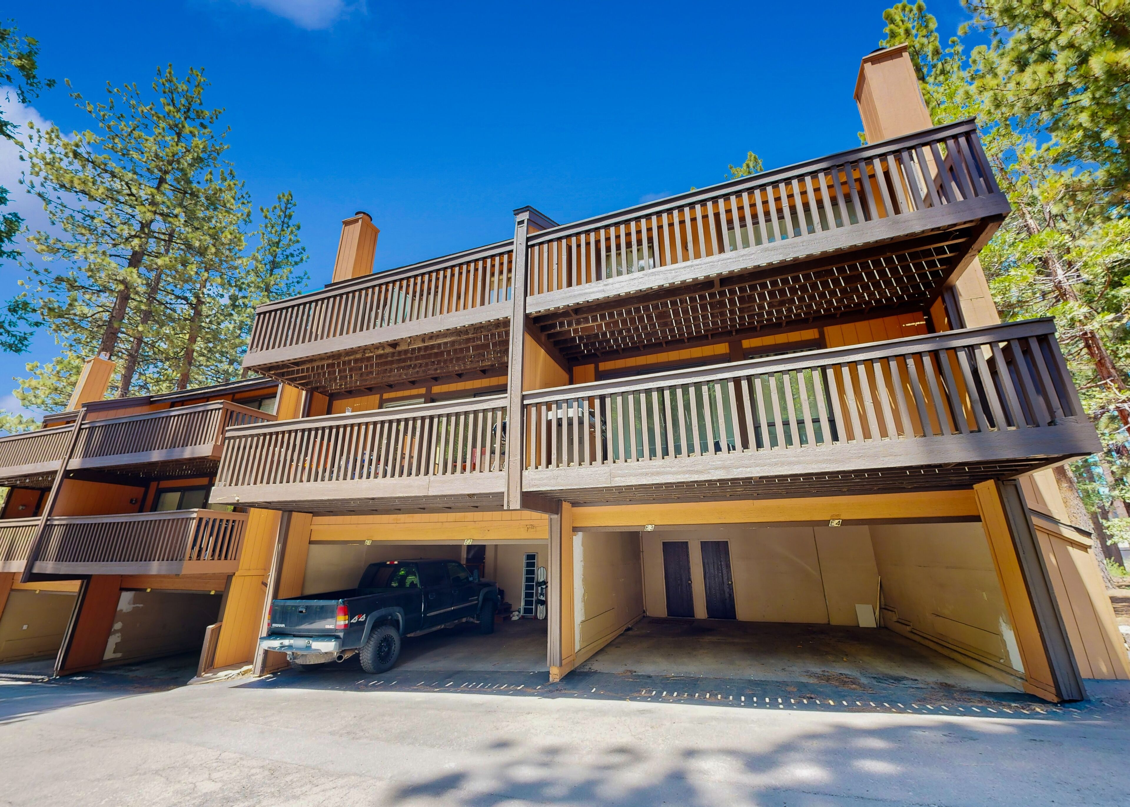 Midtown Condo with Deck & Clubhouse with Pool | 2-Minute Drive to Skiing