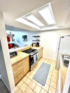 Réfrigérateur, four à micro-ondes, un four, surface de cuisson