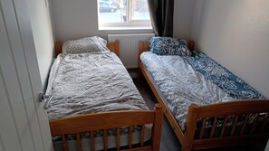 2 chambres, coffre-fort, fer et planche à repasser