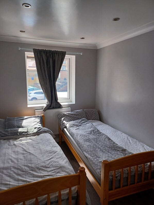 2 chambres, coffres-forts dans les chambres, fer et planche à repasser