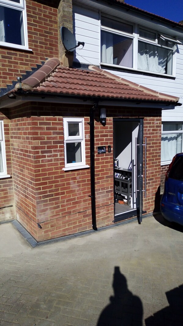 Exterior - Bethel- a beautiful 1 bed house near Erith station. Bath,kitchen,lounge,privacy. (Erith)