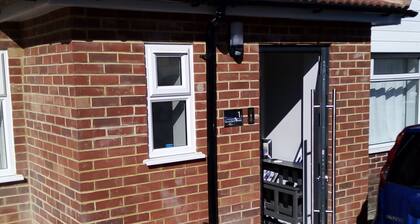 Bethel- a beautiful 1 bed house near Erith station. Bath,kitchen,lounge,privacy.