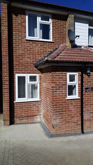 Exterior - Bethel- a beautiful 1 bed house near Erith station. Bath,kitchen,lounge,privacy. (Erith)