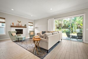 TV connectée, cheminée, jeux vidéo, baby-foot