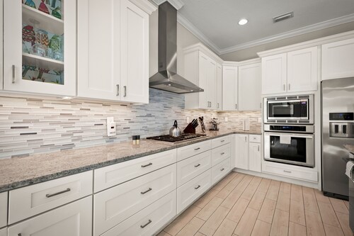 4 blocks from beach! spacious getaway w game room, outdoor kitchen. Kid-friendly