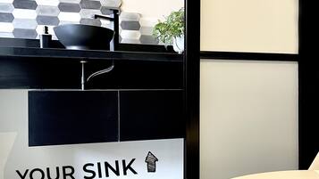 Suite estudio urbana | Baño | Regadera, regadera tipo lluvia, secadora de cabello, jabón