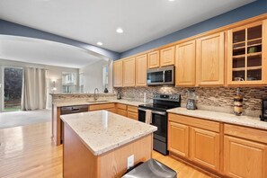 Fridge, microwave, oven, stovetop - Sweet open home ready for a family to enjoy (Commerce City)
