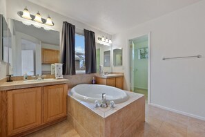 Een douche, een haardroger, handdoeken, zeep