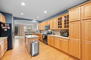 Fridge, microwave, oven, stovetop - Sweet open home ready for a family to enjoy (Commerce City)