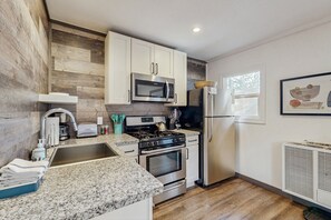 Refrigerador, microondas, horno y parrilla de estufa