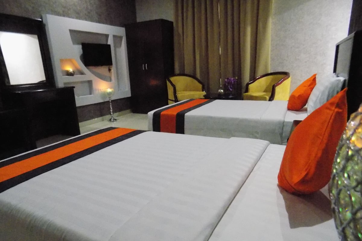 Deluxe Double or Twin Room | Living area