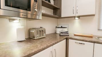 Refrigerador, lavavajillas, tetera/pava eléctrica, tostadora
