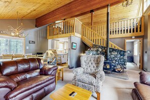 Televisión de pantalla plana, chimenea y consola de videojuegos 