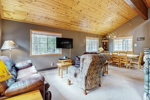 Televisión de pantalla plana, chimenea y consola de videojuegos 