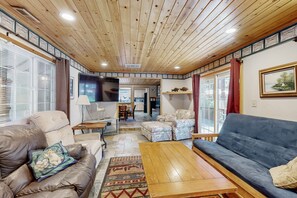 Televisión, chimenea y reproductor de DVD 