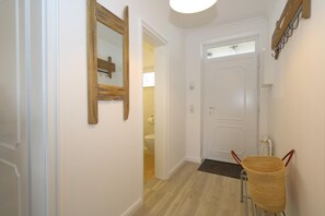 Interior - Eine Gepflegte 2,5 Zimmer-ferienwohnung "nichtraucher" im Haus Störtebeker. ca. 48 m². Wohnraum mit Großer Couch, Sessel und Separatem Eßplatz, Smart-tv, W-lan Anschluss , Nord-westbalkon mit Balkonmöbeln, Separate Küche mit Mikro (Westerland)