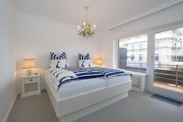 2 bedrooms, free WiFi - Eine Gepflegte 2,5 Zimmer-ferienwohnung "nichtraucher" im Haus Störtebeker. ca. 48 m². Wohnraum mit Großer Couch, Sessel und Separatem Eßplatz, Smart-tv, W-lan Anschluss , Nord-westbalkon mit Balkonmöbeln, Separate Küche mit Mikro (Westerland)