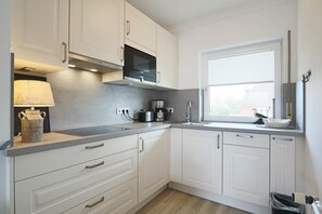 Fridge, microwave, coffee/tea maker, toaster - Eine Gepflegte 2,5 Zimmer-ferienwohnung "nichtraucher" im Haus Störtebeker. ca. 48 m². Wohnraum mit Großer Couch, Sessel und Separatem Eßplatz, Smart-tv, W-lan Anschluss , Nord-westbalkon mit Balkonmöbeln, Separate Küche mit Mikro (Westerland)