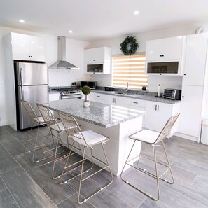 Refrigerador, microondas, horno y parrilla de estufa 