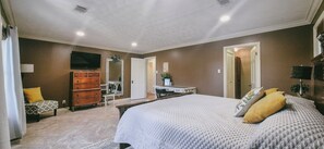 4 bedrooms, desk, iron/ironing board, free WiFi