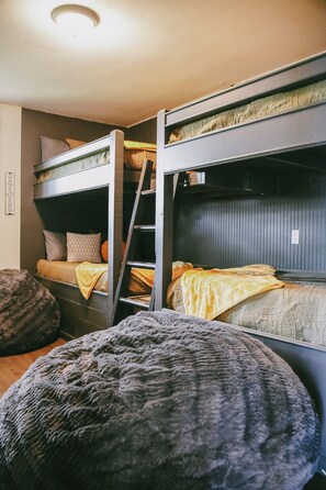 4 makuuhuonetta, työpöytä, silitysrauta/-lauta, ilmainen Wi-Fi