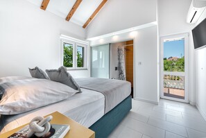 4 habitaciones, tabla de planchar con plancha, cuna de viaje y wifi 