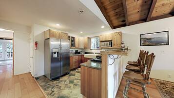 KylskÄp, mikrovÄgsugn, ugn och spishÀll