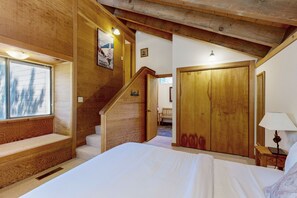 3 bedrooms, WiFi, bed sheets - Bright Corner Condo with Northstar Views - Easy Access to Village (Northstar - Truckee)