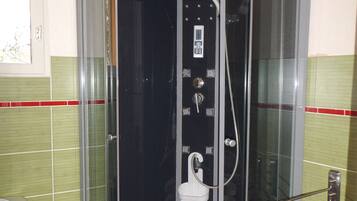 Douche, savon, papier toilette