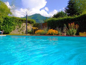 حمّام سباحة خارجي