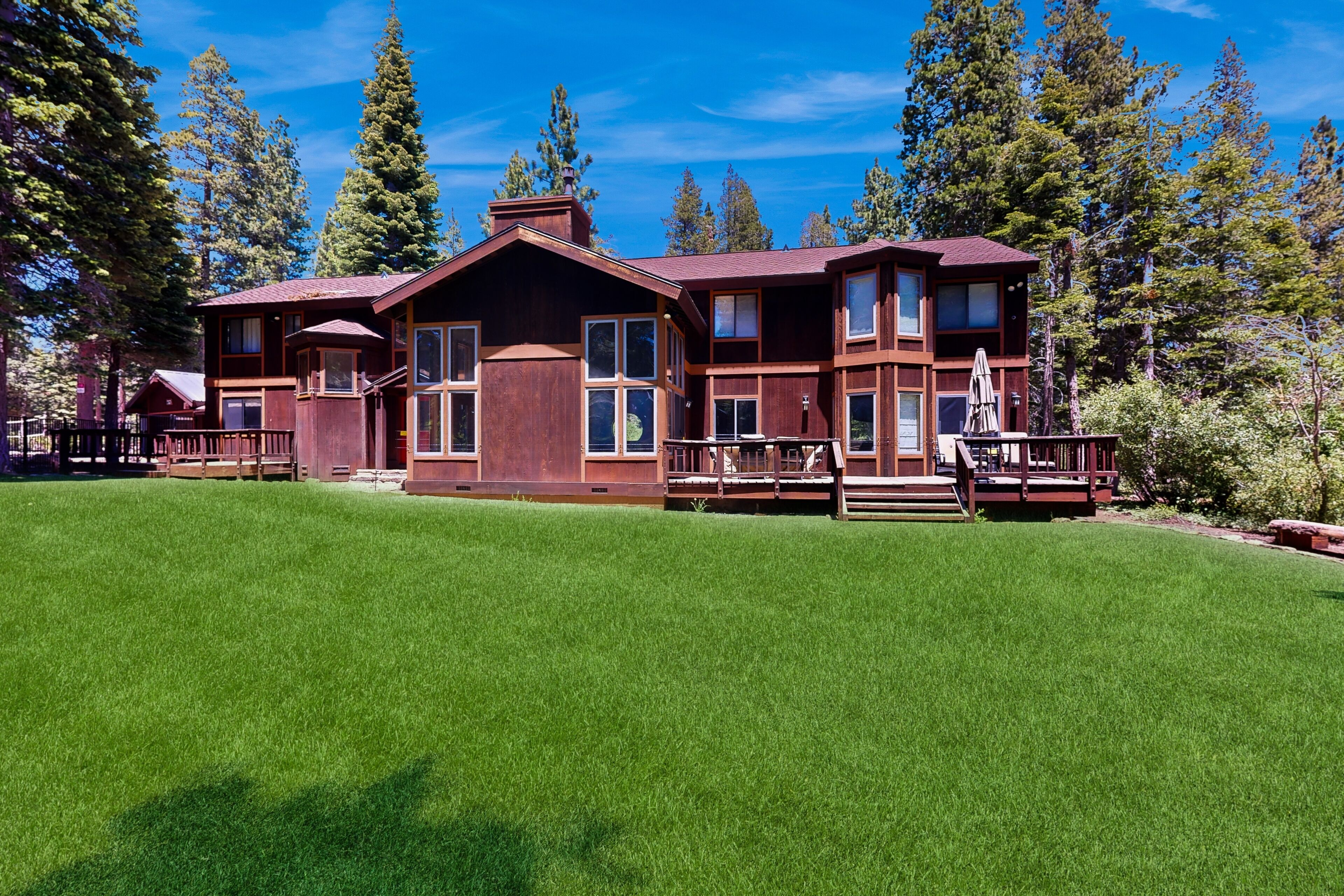 Spacious, woodland home in quiet cul-de-sac with private beach access