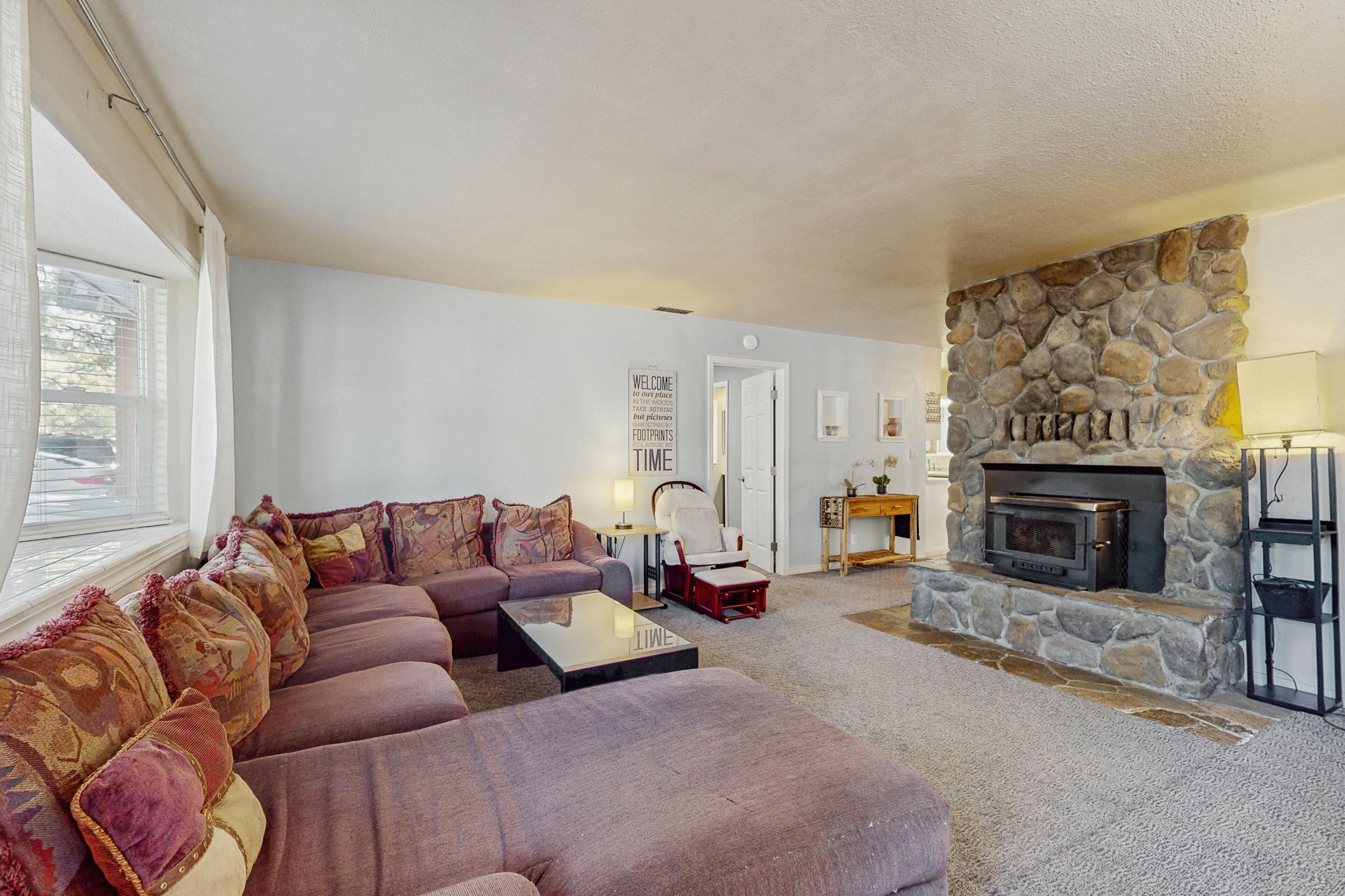 Televisión, consola de videojuegos, reproductor de DVD y videoteca 