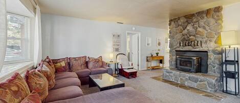 Televisión, consola de videojuegos, reproductor de DVD y videoteca