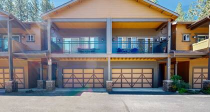 Central Truckee Home - Walk to Downtown & Trails