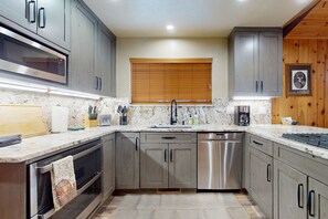 Refrigerador, microondas, horno y lavavajillas 