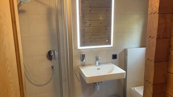 Dusche, Haartrockner, Handtücher, Seife