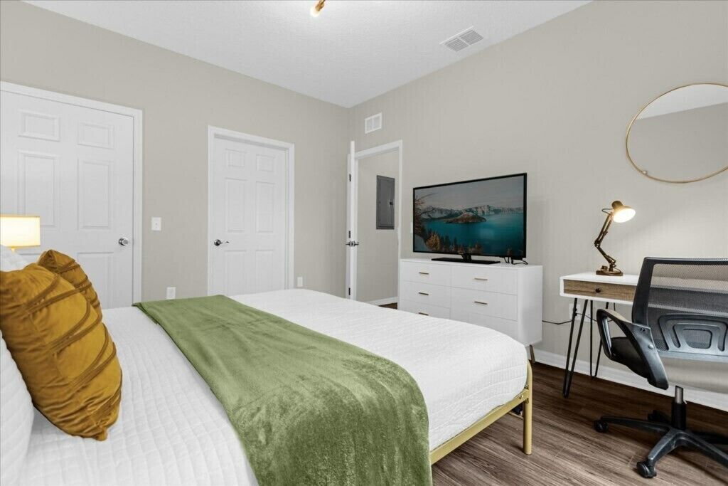 4 bedrooms, iron/ironing board, WiFi, bed sheets