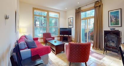 Custom South Lake Tahoe Cottage for 6 Close to Parks and Beaches