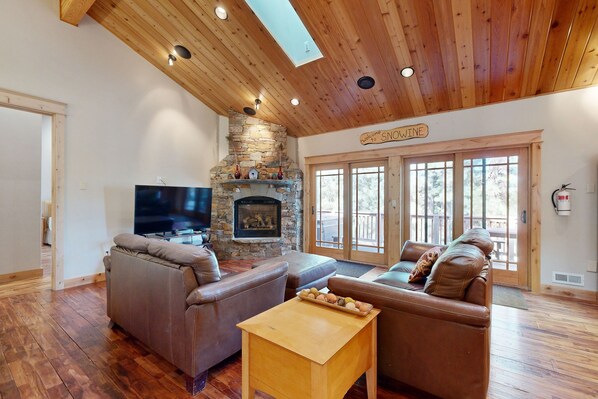 Télévision, cheminée, table de tennis de table