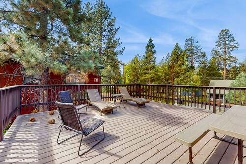 Spacious home for families - walk to Heavenly & the beach