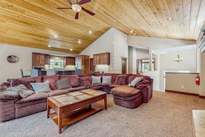 TV, caminetto, lettore DVD, tavolo da calcetto