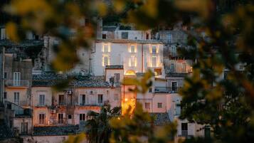 Una hilera de edificios con balcones, algunos con barandillas y algunos con ventanas visibles.