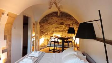 Quarto quádruplo superluxo | Cofres nos quartos, cortinas blackout, quartos à prova de som